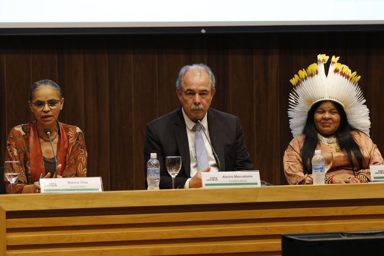 Rio de Janeiro (RJ), 15/02/2023 - As ministras do Meio Ambiente, Marina Silva, e Povos Indígenas, Sônia Guajajara, o presidente do BNDES, Aloízio Mercadante, falam do Comitê Orientador do Fundo Amazônia. Foto: Fernando Frazão/Agência Brasil