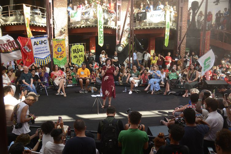 A ministra da Saúde, Nísia Trindade, fala na 13ª Bienal da UNE, na Lapa, região central do Rio de Janeiro