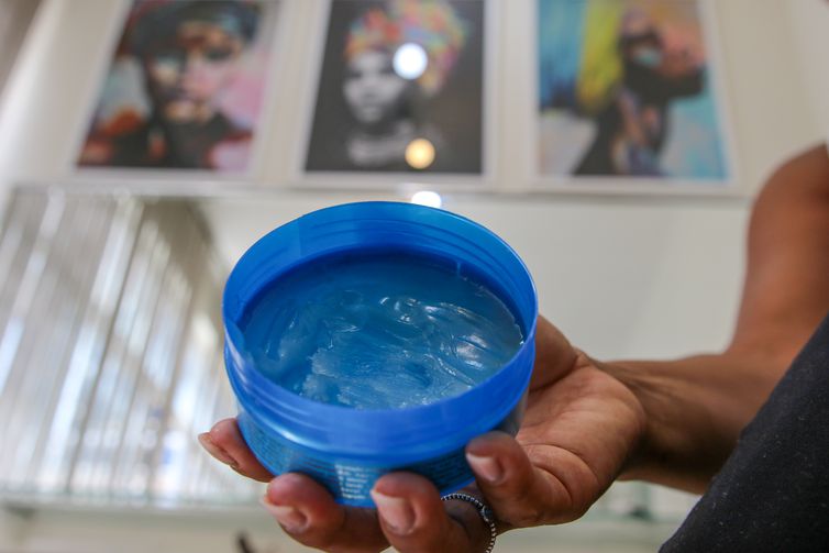 A cabeleireira e tricologista Rosi Ribeiro conversa com a Agência Brasil sobre o uso de pomadas capilares e os perigos de alguns cosméticos