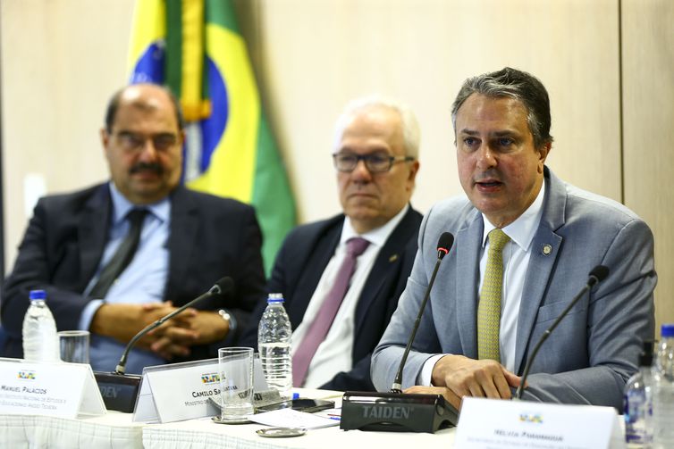 Brasília (DF), 22/03/2023 - O presidente do Conselho Nacional de Educação, Luiz Cury, o presidente do Instituto Nacional de Estudos e Pesquisas Educacionais Anísio Teixeira (Inep), Manuel Palacios, e o ministro da Educação, Camilo Santana, durante o encontro “Alfabetiza Brasil: diretrizes para uma política nacional de alfabetização das crianças”.