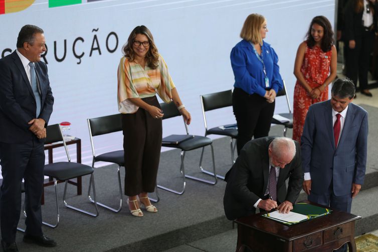 Brasília (DF) - 02-03-2023 O presidente Luiz Inácio Lula da Silva, participa da Cerimônia de lançamento do Novo Bolsa Família, E/D. Sr. Helio,  ministro da Educação, Camilo Santana , ministro da Casa Civil, Rui Costa, Presidente Lula, primeira