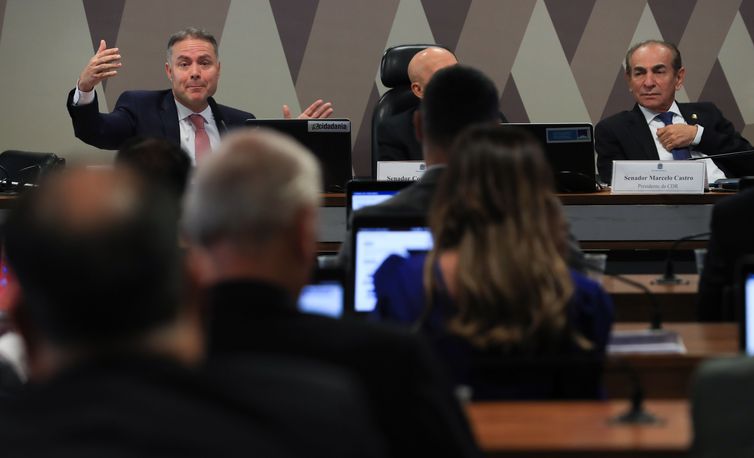 Brasília 21/03/2023 - O ministro dos Transportes, Renan Filho (e) Senador, Marcelo Castro (Presidente da Comissão), participa de uma audiência pública da Comissão de Desenvolvimento Regional para debater o plano de atuação do governo para estruturação nacional dos sistemas de transportes do Brasil, para os próximos anos.
Foto: Lula Marques/Agência Brasil
