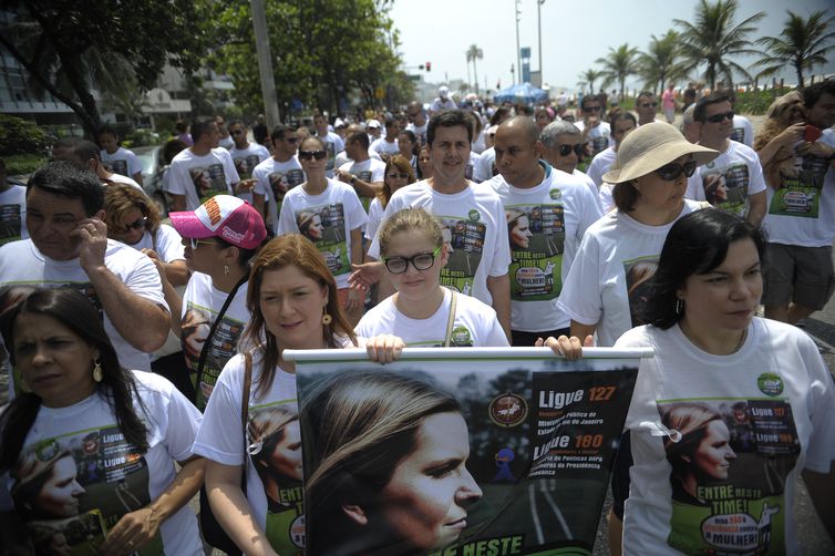 06 12:02:08 Rio de Janeiro - Grupo participa de caminhada, organizada pelo Ministério Público do Rio de Janeiro, pelo fim de todas as formas de violência contra a mulher (Fernando Frazão/Agência Brasil)