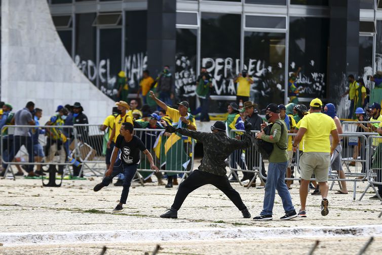 Manifestantes invadem Congresso, STF e Palácio do Planalto.