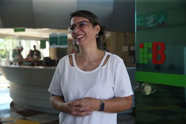 Brasília (DF), 28.04.2023 - Estudantes do IFB - Instituto Federal de Brasília, fazem ato simbólico de abraço ao prédio da instituição.  - Patrícia Albuquerque de Lima, Diretora do IFB, participou do abraço. -  Foto: Antonio Cruz/Agência Brasil