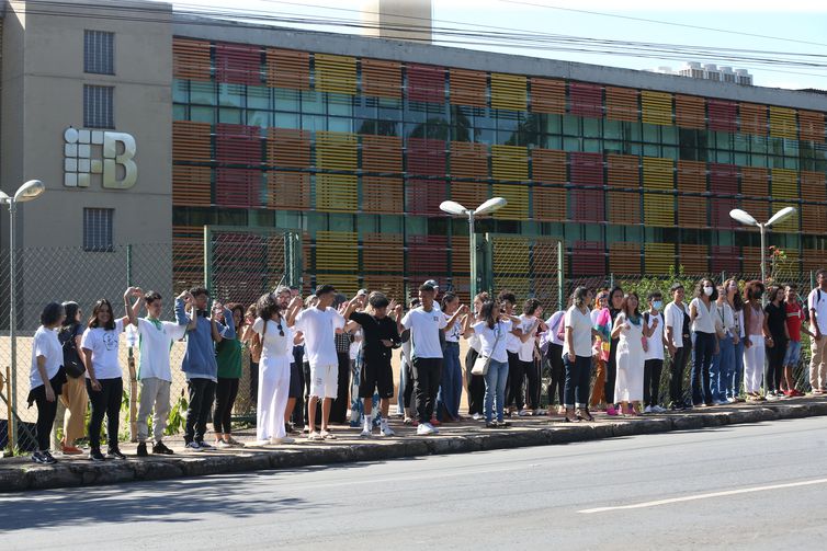Brasília (DF), 28.04.2023 - Estudantes do IFB - Instituto Federal de Brasília, fazem ato simbólico de abraço ao prédio da instituição -  Foto: Antonio Cruz/Agência Brasil