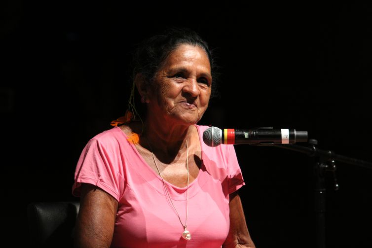 São Paulo (SP), 25/04/2023 - A ceramista Dé Kariri Xocó, da aldeia Kariri Xocó em Alagoas, participa do Encontro de Louceiras: modelando geracões, com mediação de Joana Côrtes, no SESC 24 de Maio. Foto: Rovena Rosa/Agência Brasil