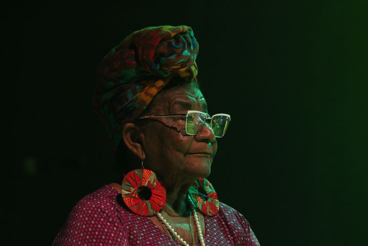 São Paulo (SP), 25/04/2023 - A ceramista dona Marciana, do quilombo Maruanum em Macapá, participa do Encontro de Louceiras: modelando geracões, com mediação de Joana Côrtes, no SESC 24 de Maio. Foto: Rovena Rosa/Agência Brasil