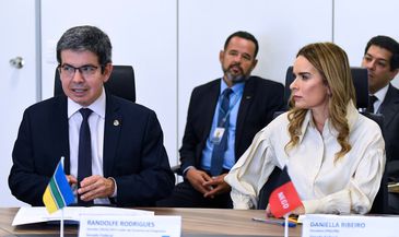 Brasília (DF) - O senador Randolfe Rodrigues (e) (Rede-AP) líder do Governo no Congresso e  a senadora, Daniella Ribeiro (d), (PSD/PB), durante encontro com a ministra do Planejamento e Orçamento do Brasil, Simone Tebet.
Foto: EDU ANDRADE/Ascom/MPO