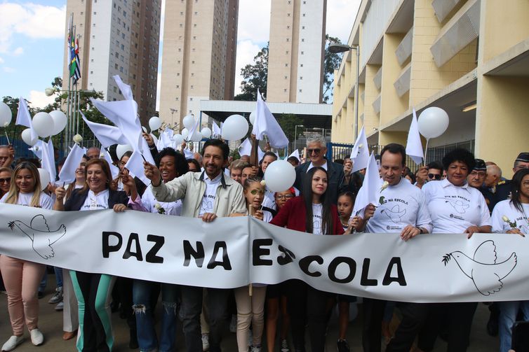 São Paulo (SP), 20-04-2023 - O prefeito de São Paulo, Ricardo Nunes, participa da manifestação para fortalecimento da cultura de paz na Escola Municipal de Ensino Fundamental - EMEF Perimetral, em Paraisópolis. Foto: Rovena Rosa/Agência Brasil