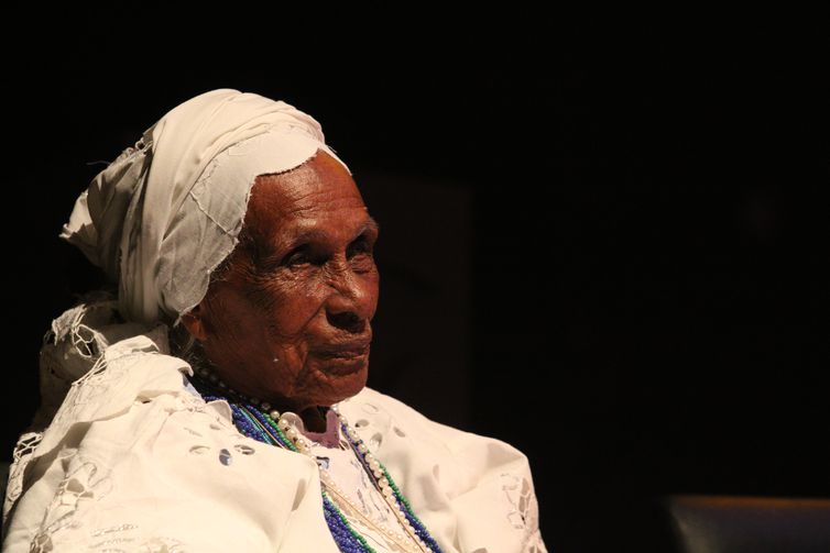 São Paulo (SP), 25/04/2023 - A ceramista baiana dona Cadu, de 103 anos, participa do Encontro de Louceiras: modelando geracões, com mediação de Joana Côrtes, no SESC 24 de Maio. Foto: Rovena Rosa/Agência Brasil