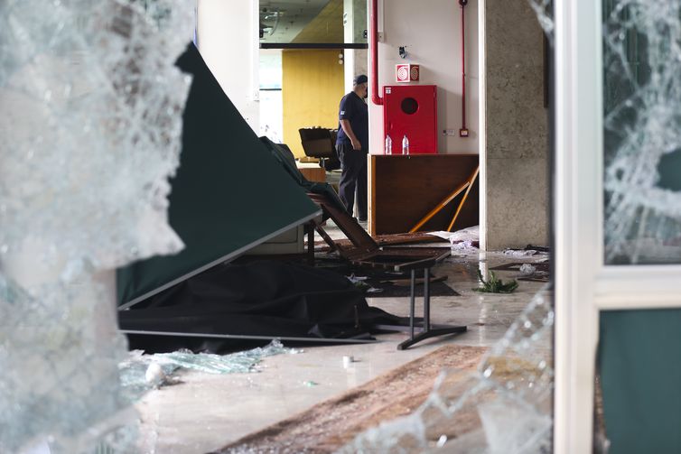 Palácio do Supremo Tribunal Federal e destruído após atos terroristas no ultimo domingo