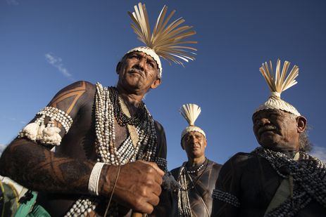 Brasília 23/04/2023 (DF) - Povos de vária etnias chegando para o Acampamento Terra Livre 2023 na Esplanada dos Ministérios, o tema do acampamento “O futuro indígena é hoje. Sem demarcação não há democracia!”, a expectativa é reunir mais de seis mil indígenas no acampamento que acontece em Brasília, entre os dias 24 e 28 de abril.
Foto: Joédson Alves/Agência Brasil
