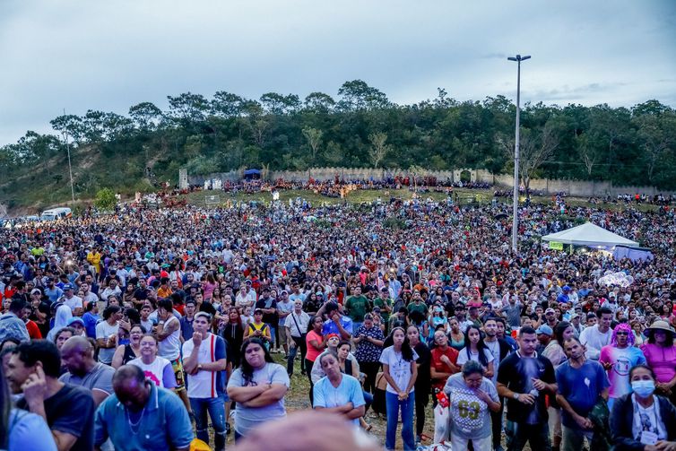 Encenação da Paixão de Cristo emociona fiéis no Morro da Capelinha