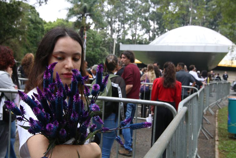São Paulo (SP), 10/05/2023 - Fila em frente ao Planetário do Ibirapuera para o velório da cantora e compositora Rita Lee. Foto: Rovena Rosa/Agência Brasil