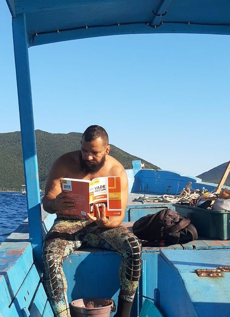 23/05/2023 - Cristiano Gonçalves Rosa se prepara para o concurso de delegado da PF e estuda em todo lugar. Foto: Arquivo Pessoal