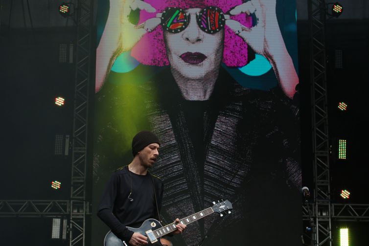São Paulo (SP), 28/05/2023 - O guitarrista Beto Lee no show em homenagem a Rita Lee no Vale do Anhangabaú durante Virada Cultural 2023. Foto: Rovena Rosa/Agência Brasil