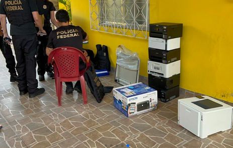 Rio de Janeiro (RJ) - Na manhã desta terça-feira, 6/6, a Polícia Federal deflagrou a Operação Carcará, com o objetivo de desmantelar um laboratório gráfico dedicado à falsificação de cédulas falsas para posterior comercialização pela organização criminosa investigada.
Foto: Policia Federal/Divulgação