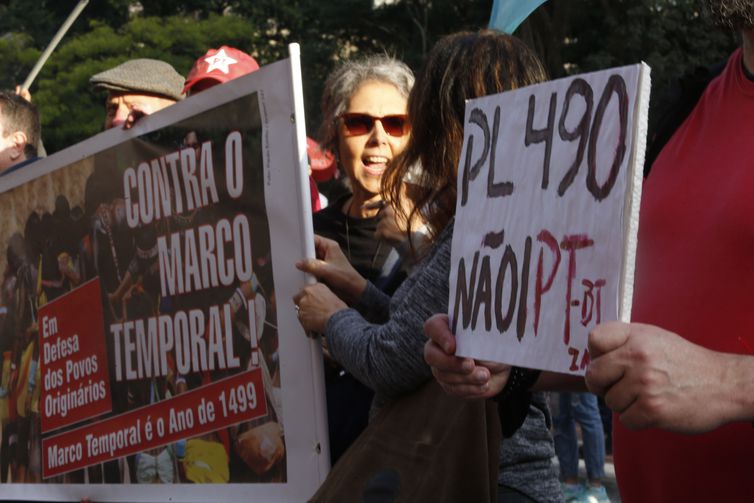 São Paulo (SP), 18/06/2023 - Manifestação em defesa do Meio Ambiente  -  Organizações e coletivos, povos originários e a população em geral fazem  ato na Avenida Paulista em protesto contra as recentes ameaças socioambientais aprovadas no Congresso Nacional. Foto Paulo Pinto/Agência Brasil
