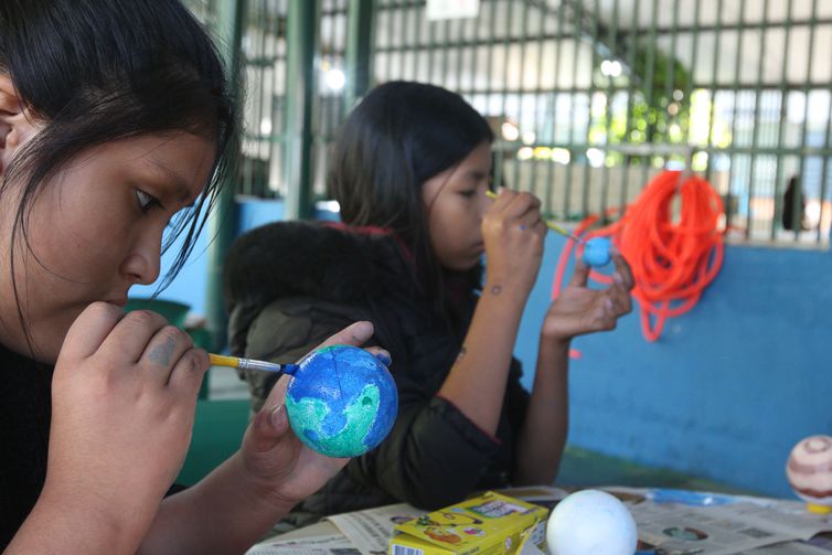 São Paulo (SP), 19/06/2023 - Crianças realizam projetos de ciências no pátio da antiga Escola Municipal de Ensino Fundamental - EMEF Infante Dom Henrique, agora chamada EMEF Espaço de Bitita, em homenagem a escritora Carolina Maria de Jesus, no Canindé. Foto: Rovena Rosa/Agência