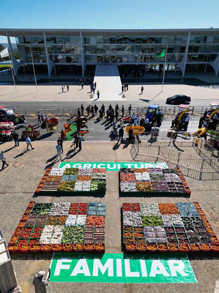 Brasília/DF - 28/06/2023 - Foto feita de drona da exposição montada na praça dos três poderes, para lançamento do Plano Safra da agricultura familiar prevê R$ 77,7 bilhões para financiar produção. Foto: Ricardo Stuckert/ PR