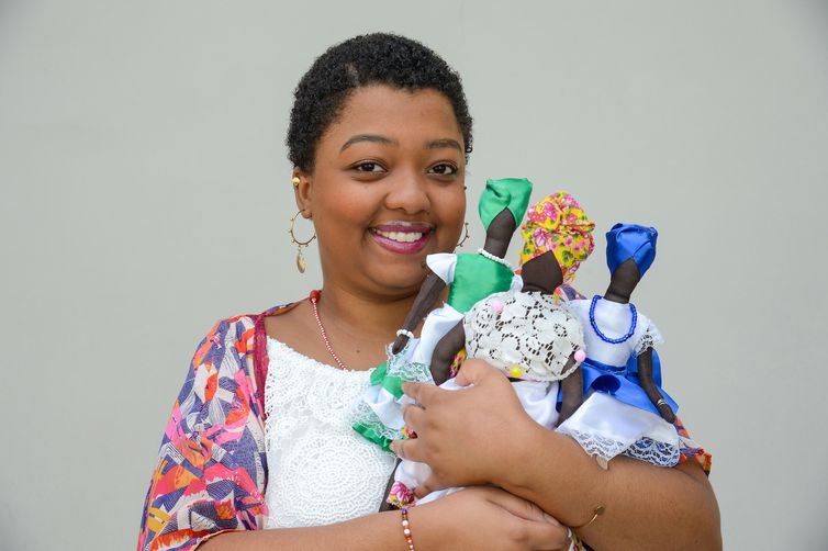 Rio de Janeiro (RJ), 01/06/2023 – A estudante Gabriela Sarmento e suas bonecas confeccionadas a partir de pesquisas sobre tradições negras e indumentárias baianas nas escolas de samba. Foto: Tomaz Silva/Agência Brasil