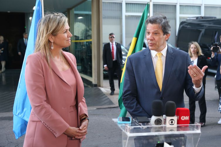 Brasília (DF), 06/06/2023 -  O ministro da Fazenda, Fernando Haddad,e a Rainha Máxima, dos Países Baixos – enviada especial do Secretário-Geral das Nações Unidas para Inclusão Financeira para o Desenvolvimento (UNSGSA), falam a imprensa após reunião. Foto Valter Campanato/Agência Brasil.