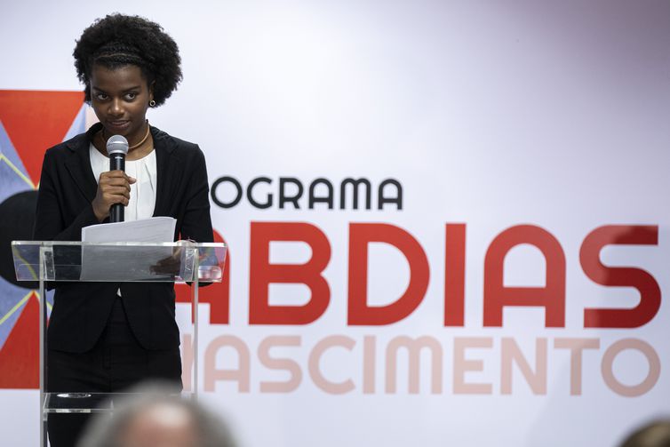 Brasília (DF) 29/06/2023 - A adolescente Mirella Arcângelo, que foi convidada para ser mestre de cerimônia durante  lançamento da retomada do Programa de Desenvolvimento Acadêmico Abdias Nascimento e o primeiro edital no âmbito do programa, na sede da Capes, em Brasília.
Foto: Joédson Alves/Agência Brasil
