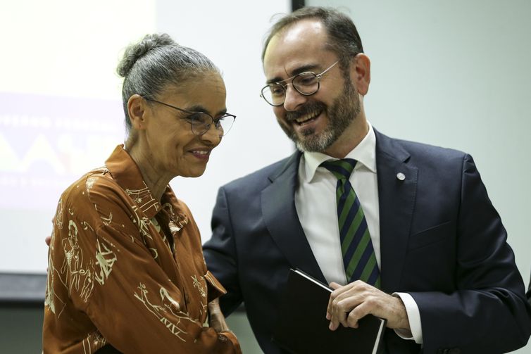 Brasília (DF), 06/06/2023 - A Ministra do Meio Ambiente e Mudanças Climáticas, Marina Silva, e o representante do Programa da ONU para o Meio Ambiente, Gustau Máñez, durante o evento: “O Brasil em Busca de Soluções para a Poluição Plástica”. Foto: Marcelo Camargo/Agência Brasil