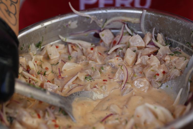 Rio de Janeiro (RJ), 23/07/2023 - Chef peruano prepara ceviche na Expo Ceviche 2023, 10ª edição do evento que promove a gastronomia e a cultura do país, no Palácio do Catete. Foto: Fernando Frazão/Agência Brasil