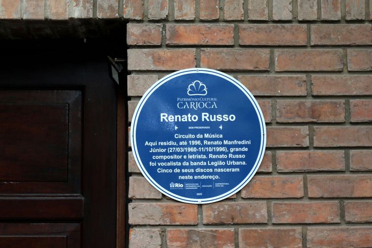 Rio de Janeiro (RJ), 26/07/2023 - Prédio onde viveu Renato Russo se torna Patrimônio Cultural Carioca. Imóvel na Rua Nascimento Silva, em Ipanema, foi capa do primeiro álbum solo do cantor e recebeu placa azul do Circuito da Música. Foto:Tânia Rêgo/Agência Brasil