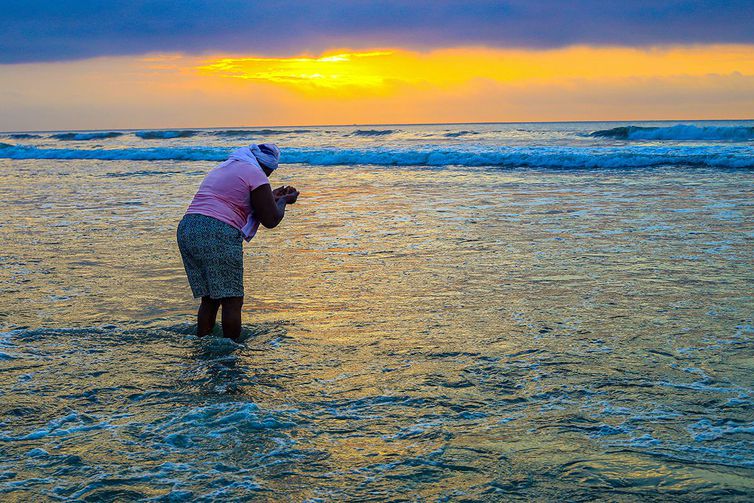 Obra da fotógrafa Eliária Andrade na Exposição fotográfica Afeto e Memória - Praia Grande ( SP ) 01/12/2019 - 50° Festa de Iemanjá realizada na cidade de Praia Grande - Tradicional festa de Iemanjá, Rainha do Mar, onde religiosos adeptos dos