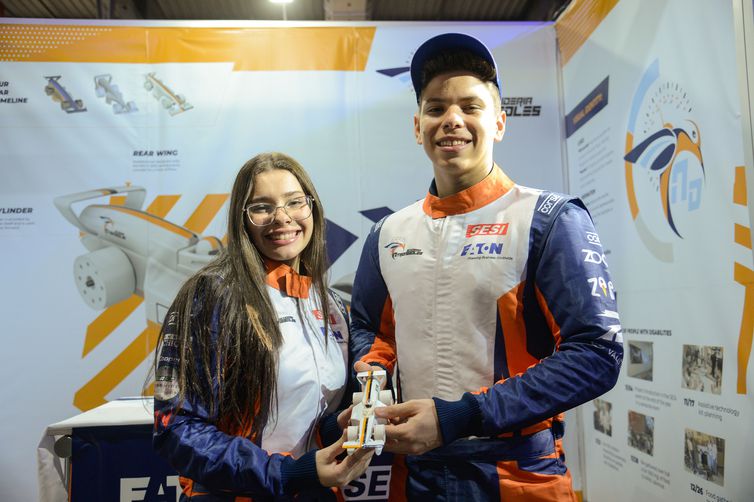 Rio de Janeiro (RJ), 03/08/2023 – O competidores da equipe Scuderia Nitroneedles, Mariana Cardoso e Álefe Amaral no estande do grupo no Festival SESI de Robótica Off Season, na Marina da Glória, zona sul da capital fluminense. Foto: Tomaz Silva