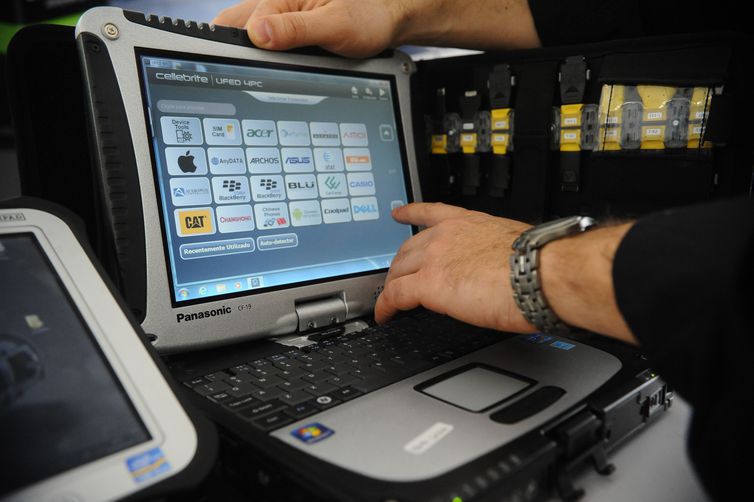 Rio de Janeiro - Equipamentos para perícia em crimes de infomática (aparelhos para capturar dados de celulares e computadores)expostos em seminário nacional para peritos que acontece na Cidade da Polícia, zona norte da cidade.