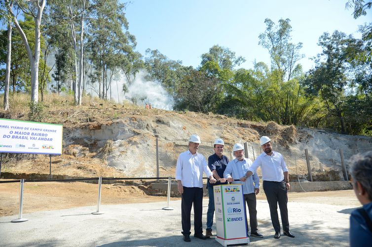 Rio de Janeiro (RJ), 10/08/2023 – O presidente do BNDES, Aloizio Mercadante, o prefeito do Rio de Janeiro, Eduardo Paes, o presidente da República, Luiz Inácio Lula da Silva e o governador do Rio de Janeiro, Claudio Castro durante implosão