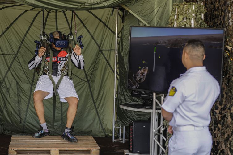 Brasília (DF) 01/09/2023 - Exposição da Independência - O evento faz parte das celebrações do 7 de Setembro e vai até domingo (3). A mostra será aberta ao público no estacionamento Ana Lídia, do Parque da Cidade. O visitante pode conferir diversos equipamentos militares como embarcações, carros de combate, armamentos e aeronaves, todos expostos nos estandes das Forças Armadas. 
Foto: Joédson Alves/Agência Brasil