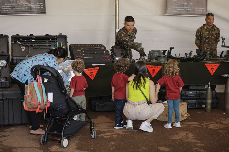 Brasília (DF) 01/09/2023 - Exposição da Independência - O evento faz parte das celebrações do 7 de Setembro e vai até domingo (3). A mostra será aberta ao público no estacionamento Ana Lídia, do Parque da Cidade. O visitante pode conferir diversos equipamentos militares como embarcações, carros de combate, armamentos e aeronaves, todos expostos nos estandes das Forças Armadas. 
Foto: Joédson Alves/Agência Brasil