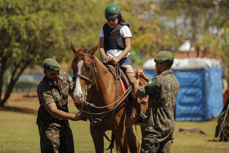 Brasília (DF) 01/09/2023 - Exposição da Independência - O evento faz parte das celebrações do 7 de Setembro e vai até domingo (3). A mostra será aberta ao público no estacionamento Ana Lídia, do Parque da Cidade. O visitante pode conferir diversos equipamentos militares como embarcações, carros de combate, armamentos e aeronaves, todos expostos nos estandes das Forças Armadas. 
Foto: Joédson Alves/Agência Brasil