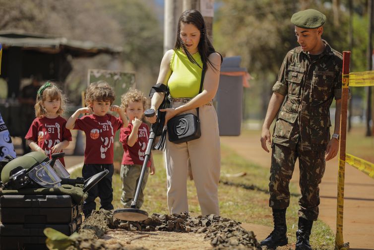 Brasília (DF) 01/09/2023 - Exposição da Independência - O evento faz parte das celebrações do 7 de Setembro e vai até domingo (3). A mostra será aberta ao público no estacionamento Ana Lídia, do Parque da Cidade. O visitante pode conferir diversos equipamentos militares como embarcações, carros de combate, armamentos e aeronaves, todos expostos nos estandes das Forças Armadas. 
Foto: Joédson Alves/Agência Brasil