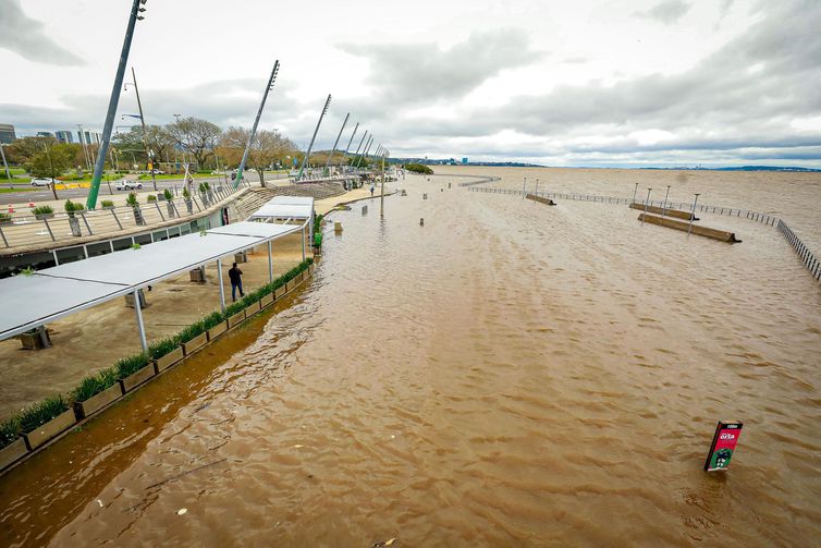 Porto Alegre, RS 27/09/2023: Na manhã desta quarta-feira, 27, em decorrência da elevação das águas do lago Guaíba, o Parque Urbano da Orla Moacyr Scliar, amanheceu alagado. Foto: Alex Rocha/PMPA