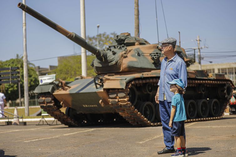 Brasília (DF) 01/09/2023 - Exposição da Independência - O evento faz parte das celebrações do 7 de Setembro e vai até domingo (3). A mostra será aberta ao público no estacionamento Ana Lídia, do Parque da Cidade. O visitante pode conferir diversos equipamentos militares como embarcações, carros de combate, armamentos e aeronaves, todos expostos nos estandes das Forças Armadas. 
Foto: Joédson Alves/Agência Brasil