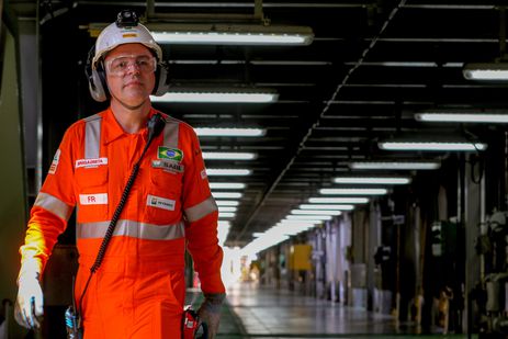 Rio de Janeiro (RJ), 28/09/2023 -O gerente de plataforma,  Antonio Jorge Farias Sabá, caminha no navio-plataforma P-71, instalado no campo de Itapu, no pré-sal da Bacia de Santos, a 200 km da costa do Rio de Janeiro. Foto:Tânia Rêgo/Agência