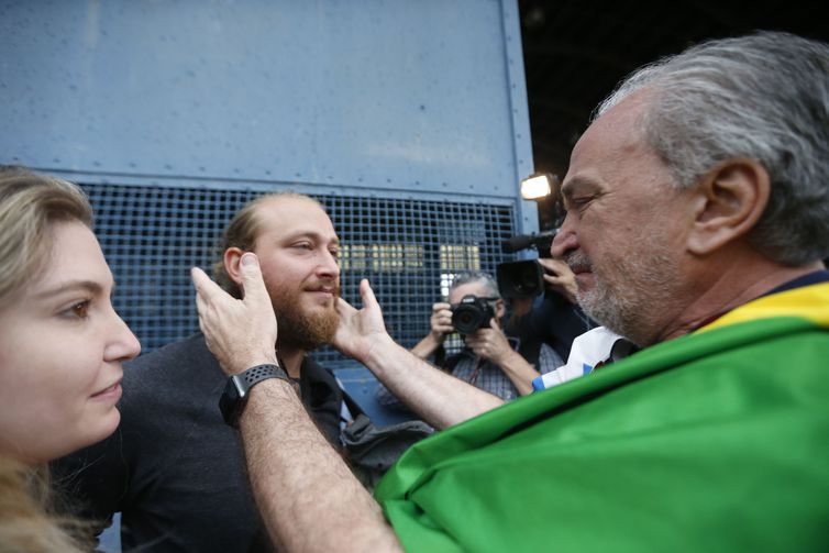 São Paulo SP 13/10/2023 Operação Voltando em Paz -  Aeronave KC-390 Millennium, pousa na Base Aérea de Guarulhos com 64 brasileiros retirados  da área de conflito em Israel .  Pai Luciano recebe o filho Rafael. Foto Paulo Pinto/Agência Brasil