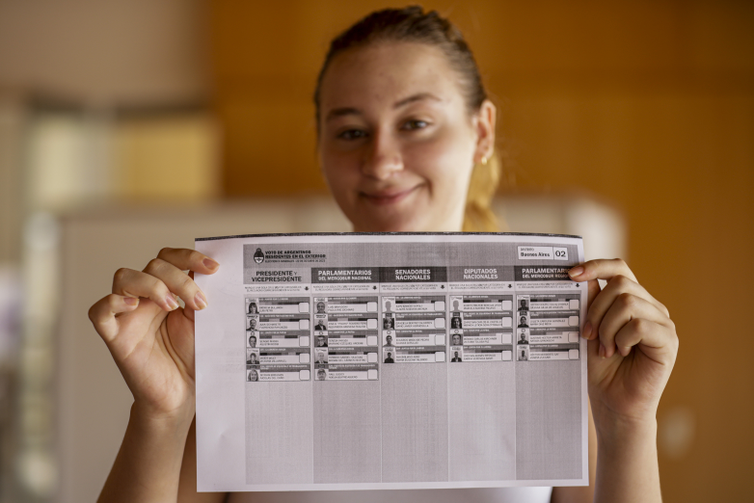 Brasília (DF) 22/10/2023 – A estudante Manuela  Aldana Strok Coe mostra cedula eleitoral antes de vota pela primeira vez.
Cerca de 23 mil argentinos votam no Brasil no primeiro turno para eleger o novo presidente do país, essa votação acontece na embaixada em Brasília e em 10 consulados espalhados pelo Brasil.
Os candidatos à presidência na Argentina finalizaram a campanha prometendo diminuir a inflação.
Foto: Joédson Alves/Agência Brasil