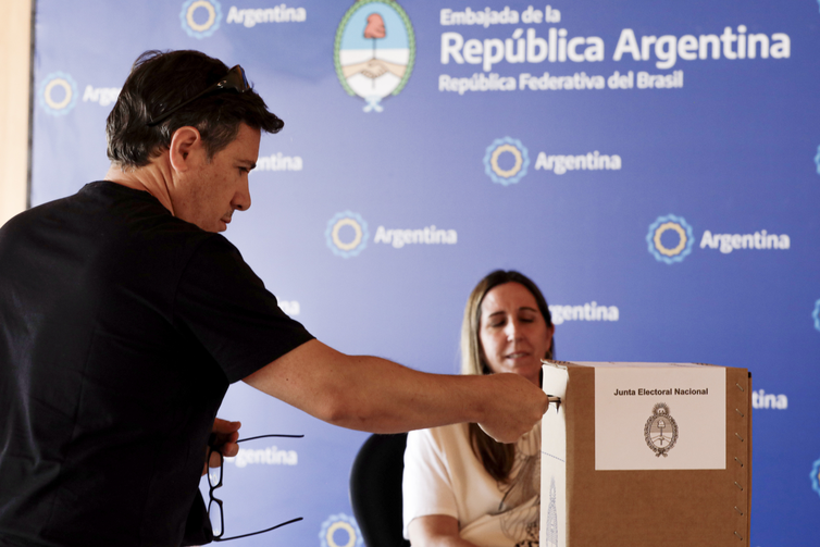 Brasília (DF) 22/10/2023 – Adolfo Enrique Martínez é visto votando.
Cerca de 23 mil argentinos votam no Brasil no primeiro turno para eleger o novo presidente do país, essa votação acontece na embaixada em Brasília e em 10 consulados espalhados pelo Brasil.
Os candidatos à presidência na Argentina finalizaram a campanha prometendo diminuir a inflação.
Foto: Joédson Alves/Agência Brasil