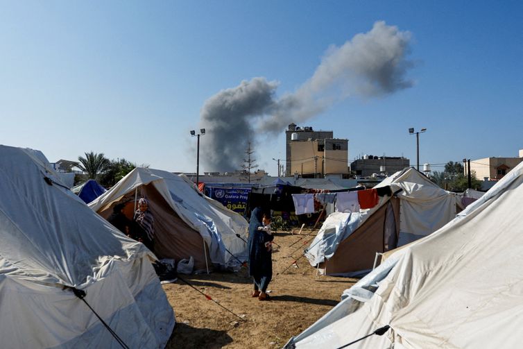 Smoke rises from nearby Israeli strikes as seen from a tent camp sheltering displaced Palestinians, as the conflict between Israel and Palestinian Islamist group Hamas continues, in Khan Younis in the southern Gaza Strip, October 26, 2023. REUTERS/Ibraheem Abu Mustafa     TPX IMAGES OF THE DAY