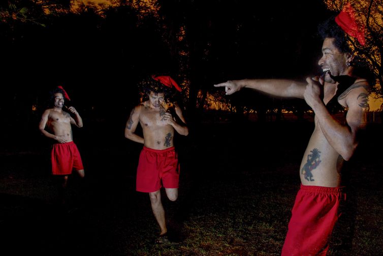 Brasília (DF), 31/10/2023 - Mensagens em inglês convidando para a festa de Halloween nas escolas. Não, não se trata de uma cena de filme estrangeiro, mas de cenários possíveis de escolas brasileiras em 2023. Nesta terça (31), Dia do Saci, é possível que esse símbolo da cultura brasileira possa, mais uma vez, sofrer apagamentos e que as crianças desconheçam o que o personagem lendário significa além da imagem do menino preto com um gorro vermelho na cabeça. Saci, conforme explicam os pesquisadores, é uma lenda que ensina crianças e adultos, e a negação desse mito espelha o racismo nacional de cada dia.
Foto: Joédson Alves/Agência Brasil