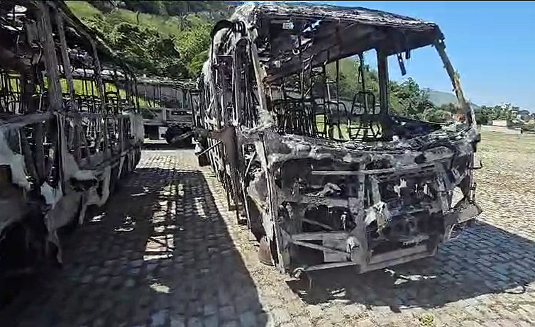 Rio de Janeiro (RJ) 24.10.2023 - Consequências da onda da violência na zona oeste do Rio: dezenas de ônibus queimados. Imagens: Rio Ônibus