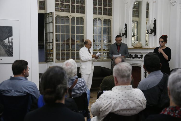 São Paulo SP 09/10/2023 Ação em homenagem aos 130 anos de Mário de Andrade . Evento conta com apresentação do ator Pascoal da Conceição, que faz leitura e interpretação de cartas trocadas entre o escritor e Rodrigo Melo Franco de Andrade, que juntos fundaram o então Serviço do Patrimônio Histórico e Artístico Nacional (Sphan), atual Iphan Foto: Paulo Pinto/Agência Brasil