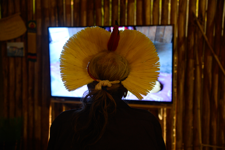 Niterói (RJ), 27/10/2023 – O Cacique Raoni durante visita à exposição Mekukradjá Obikàrà: com os pés em dois mundos, no Museu de Arte Contemporânea (MAC), em Niterói. Foto: Tomaz Silva/Agência Brasil